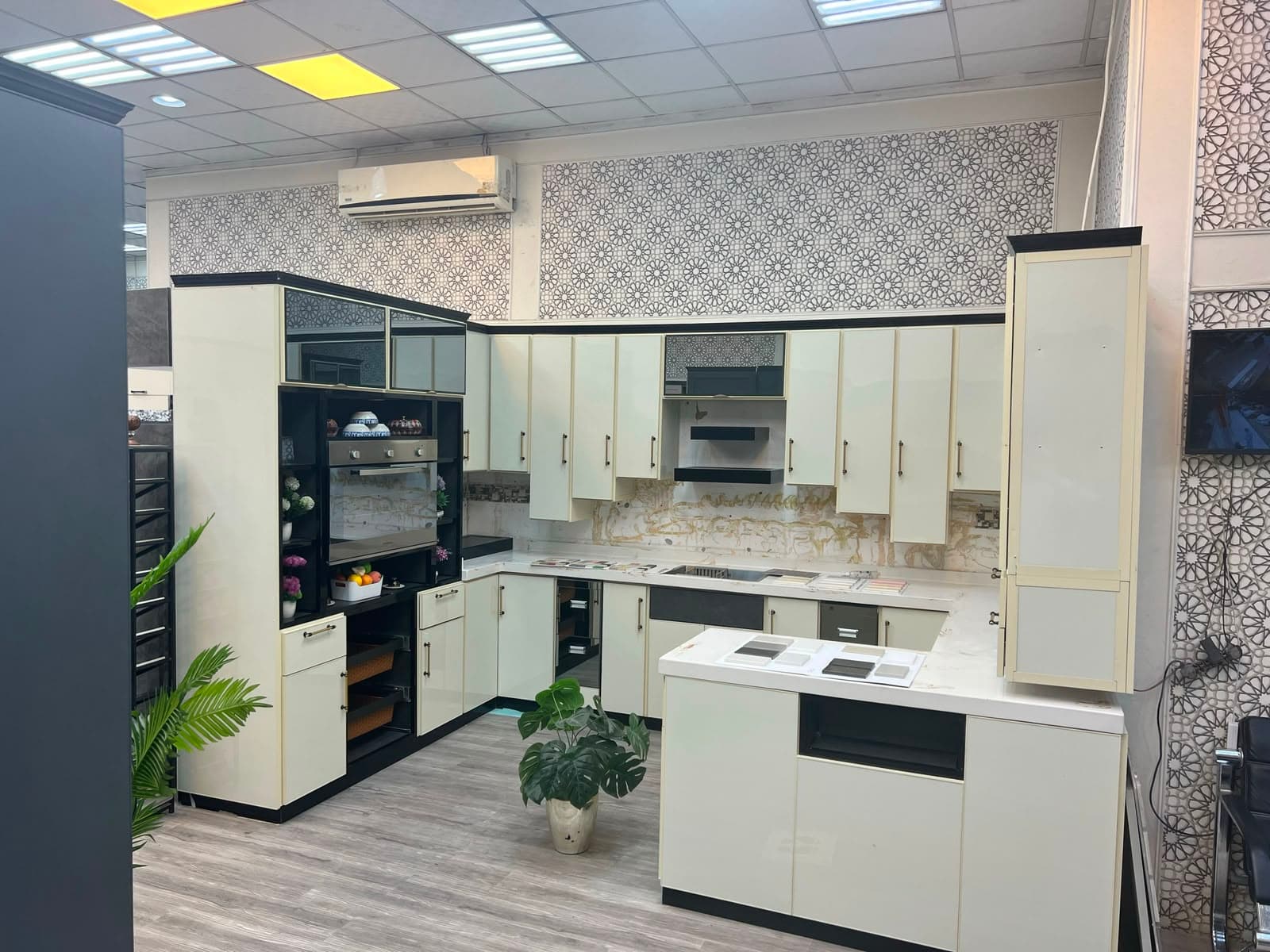 مطبخ ألمنيوم بجزيرة وسطية وأسطح رخام صناعي من تنفيذ بريق للمطابخ